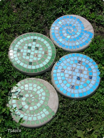 DIY Mosaic Tile Garden Stepping Stones 1