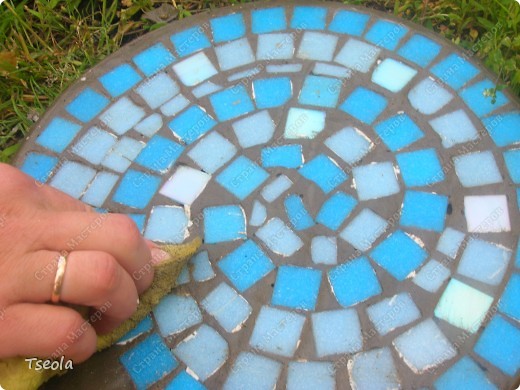 DIY Mosaic Tile Garden Stepping Stones 10