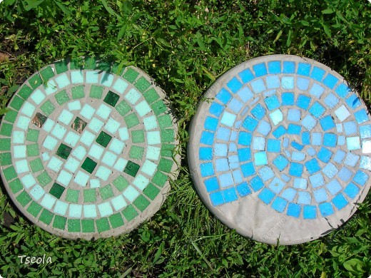 DIY Mosaic Tile Garden Stepping Stones 11