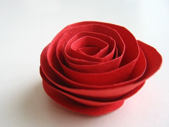 DIY Heart Shaped Paper Rose Valentine Wreath 4